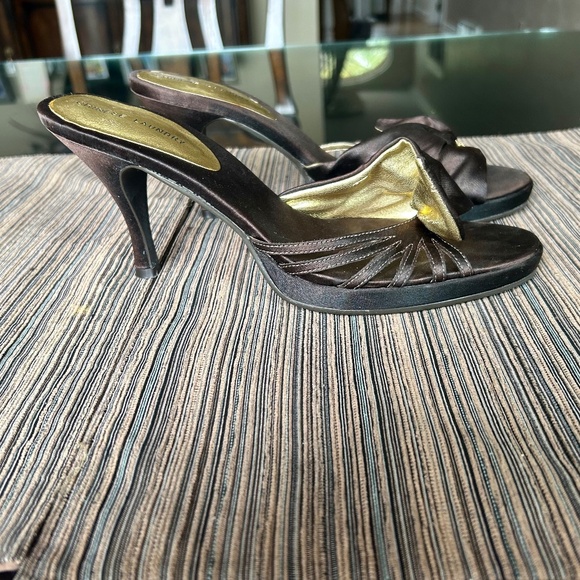 Chinese Laundry Brown Satin Peep Toe Heels with a Bow and Crystal Detail 9.5 - Picture 3 of 7